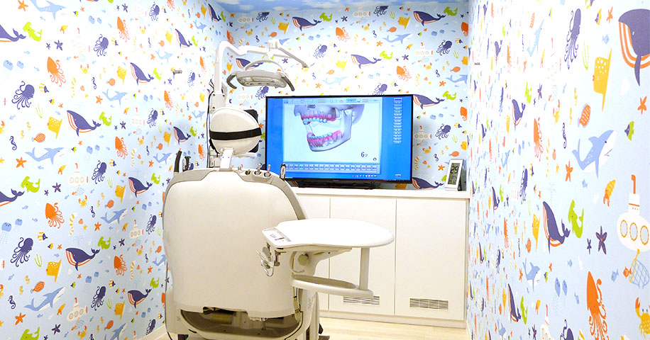 ワクワクする部屋で楽しく治療 お子さまのためのキッズ専用診療室